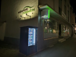 Snackautomat an der blauen Eisdiele