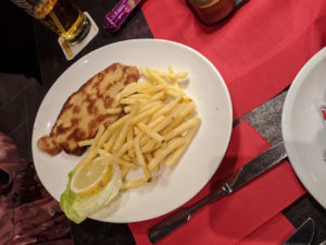 Schnitzel Wiener Art mit Pommes